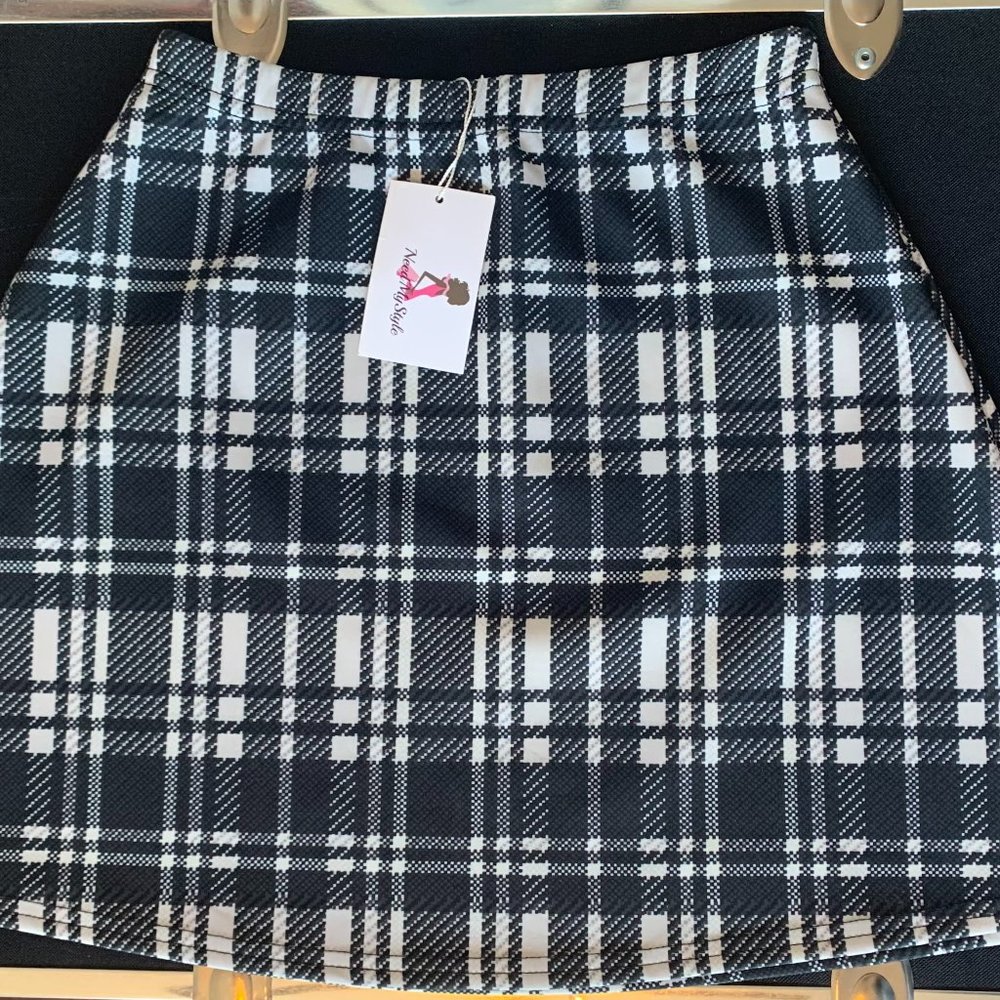 New plaided black and white skirt